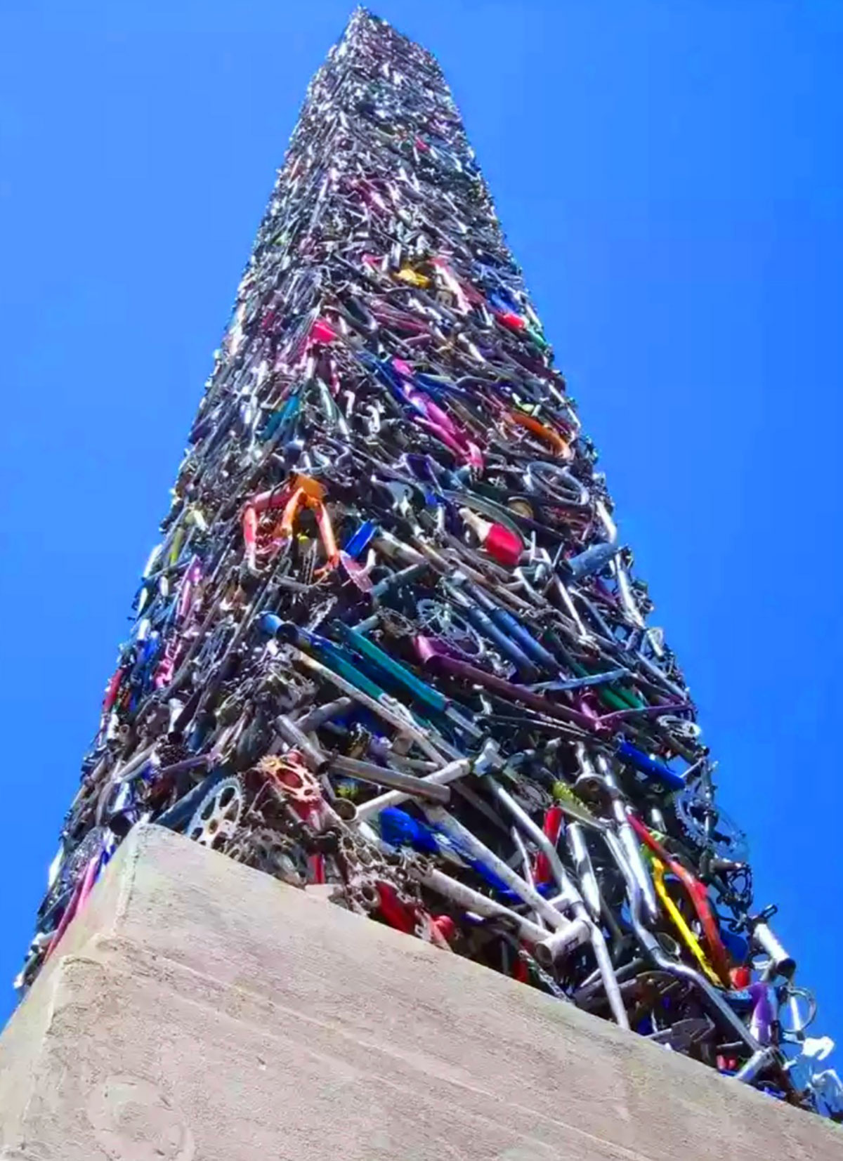 Welosipede bagyşlanan täsin ýadygärlikler